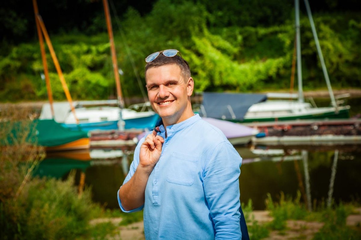 Martin Wolf steht hier im Bild als Ihr Partner für Coaching, Kinesiologie und Hypnose