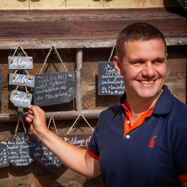 Martin an Tafeln mit Lebensunterstützenden Sprache