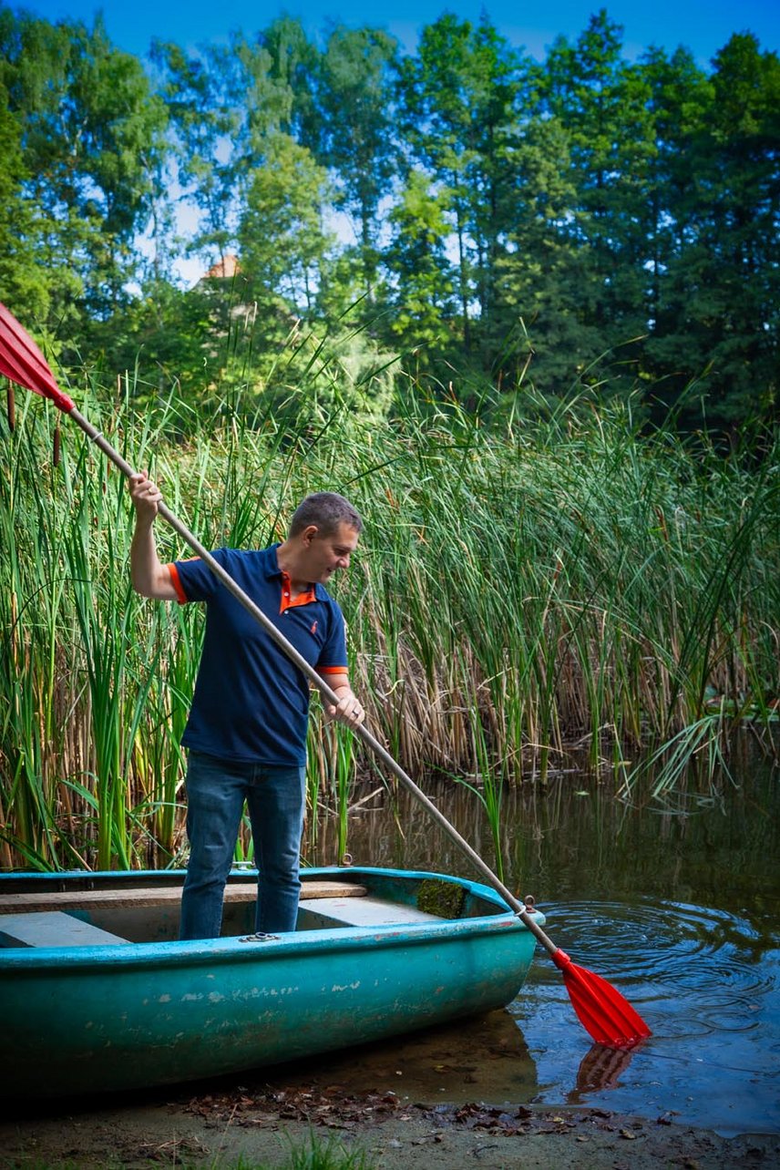 Martin mit Boot am Teich der es versucht mit Paddel an das sichere Ufer zu bringen